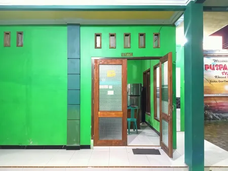 Puspa Tiara Syar'i Guci Mitra RedDoorz Отели в г. Tegal Regency