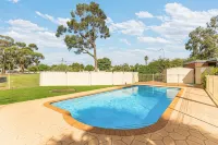 Parkview Motor Inn - Pools