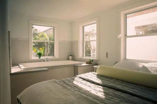 1bd Condo Ground Fl,  Pool view,1.5blk to beach, walk to dine/bars,putting green