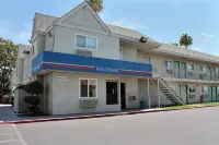 Motel 6 Bakersfield, CA - East Hotel dekat Salt 7even Float Center