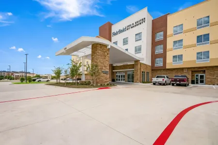 Fairfield Inn & Suites Dallas Plano/Frisco Отели рядом с достопримечательностью «TUMI Store - Legacy West»
