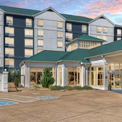 Crowne Plaza NASHVILLE AIRPORT by IHG Отели рядом с достопримечательностью «Опри Миллс»