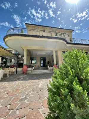 Hotel Dei Pini - Airport Shuttle
