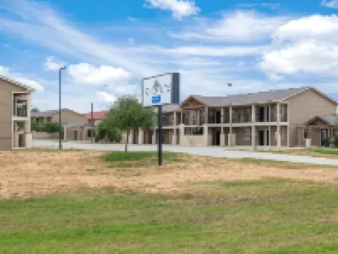 Eagle's Den Suites Carrizo Springs a Travelodge by Wyndham Hotels in Dimmit County
