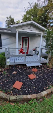 Charming Country Cottage Отели рядом с достопримечательностью «Парк Барфилд Кресент»