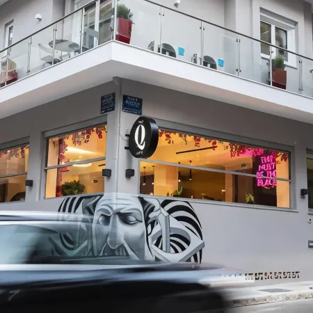 The Q Hotel Отели рядом с достопримечательностью «Станция метро Panormou»
