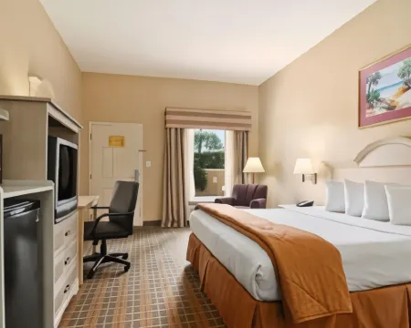 Baymont by Wyndham Crestview Hotels in Crestview