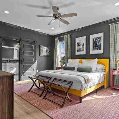 6Br w/ Golf Sim Putting Green Hot Tub Sauna Games Rooms