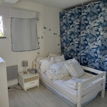 Cosy house close to beaches and shops. garden, above-ground pool, terrace