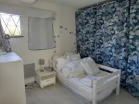 Cosy house close to beaches and shops. garden, above-ground pool, terrace