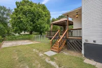 The WashMO Hospitality House WALK to riverfront, shopping, wine shuttle, HOT TUB