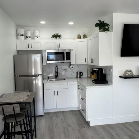 Private apt, king bed, laundry inside