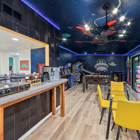 Game Room-Pool heated w/jacuzzi-Waffles-2 California King Beds-U of A 8 miles