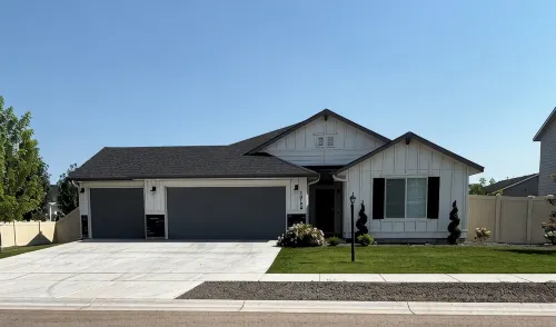 Spacious 4 bedroom 2 bath home in Nampa sleeps 10