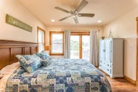 Salty Paws. Pet Friendly. Minutes to Beach. Horizon Ocean Views.