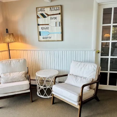 Charming 4-bedroom cottage with AC, WiFi on Little Sebago Lake waterfront Hotels in Gray