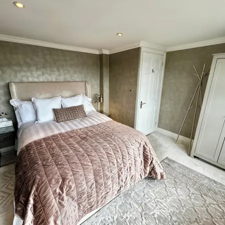 Stylish One Bedroom, City Centre Apartment