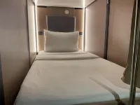 Sakura Capsule Hotel by HiveRooms - โรงแรม แคปซูล