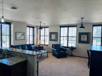 Cozy upstairs apartment in lovely Altus with downtown view, AC, WiFi Hôtels à : Altus