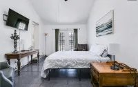 Spacious 2 Master Suites On Live Oak Street - 4-Star