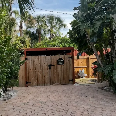 Private Tree Top studio - 1 mile to 5th Ave, all the action & Naples Beach!