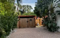 Private Tree Top studio - 1 mile to 5th Ave, all the action & Naples Beach! - Condos