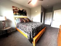 Plush Apartment Near Airport Zoo - Condos