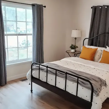 Cozy 2 Bedroom with Mid-Century & Farmhouse Vibes