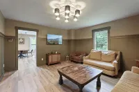 Charming 4-bedroom farmhouse in brilliant Roseland / The Hen House