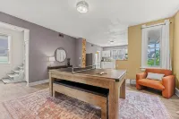 Brady St Retreat Front House - Sleeps 8 & Pets - บังกะโล