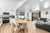 Modern 3Br Condo with Hot Tub, EV, High-End Coffee Machine & 10 Min Walk to Lake - Wi-Fi