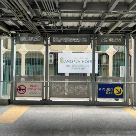 Bangwa House - MRT Bangwa Station Отели рядом с достопримечательностью «Станция метро BTS-Bang Wa»