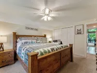 1 Min to Camelback! Creekside Escape + FirePit & BBQ Hotels in Pocono