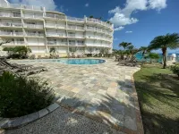 Oceanfront Paradise: Luxurious Penthouse with Spectacular Pools and Peloton - ビーチサイド