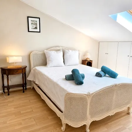 Beautiful 3-bedroom (sleeps 8) located on the seaside facing Porquerolles island
