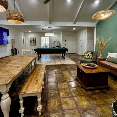 Big Heated Pool w Sunroom, Centrally-loc. Luxury in Houston, Billiards, Sleeps16