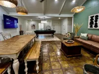 Big Heated Pool w Sunroom, Centrally-loc. Luxury in Houston, Billiards, Sleeps16 - Private Pool