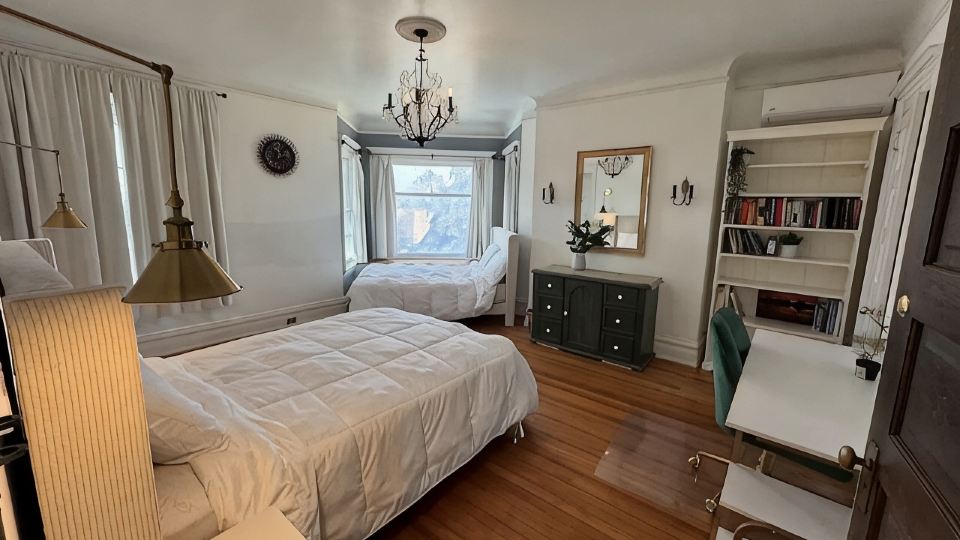 6 BR, 4 BA Mansion Close to the City