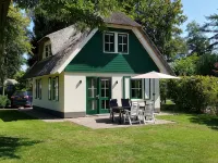 Vrijstaande Rietgedekte 4-persoons Vakantie Villa met Grote Prive Tuin Hotels in Heeten