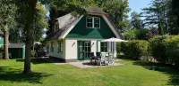 Vrijstaande Rietgedekte 4-persoons Vakantie Villa met Grote Prive Tuin Hotels in 
