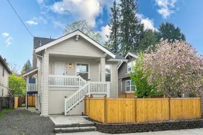 Newly renovated 3B2B main home with yard, AC in lovely Seattle Mt Baker Hotels in Rainier Valley