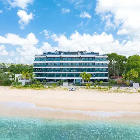Luxurious Oceanfront Condo with Rooftop Pool on Brighton Beach– Sleeps 4