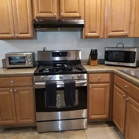 Lyle and Taylor present-Spacious Private Apt