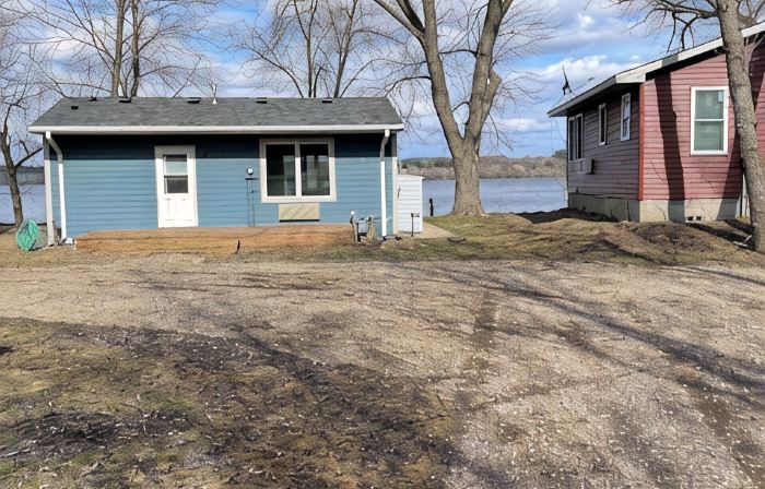 Cozy 1 Bedroom Cabin Steps from the Lake- Firepit and Beautiful Sunrises!