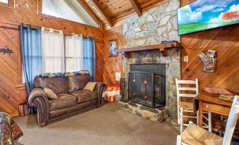 Bear Paw Cottage #3 King; Peaceful: Cozy: Pet Friendly; 2Adults/ 2Children