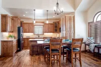 Comfy Gathering Place for Friends or Family! - 4-Star