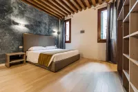 Charming Palace Corte del Teatro - Apartments