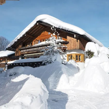 Comfortable, fully furnished apartment with mountain views for 4 people