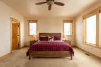 Views! Luxury Cabin. HotTub. Near Red Rocks, Parks & Trails. Sleeps 8