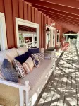 One of a kind gem- 2 rental units on 1.2 lakefront acres ideal for 2 families -  Privatzimmer